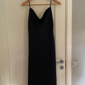 Fin långklänning  - Helt oanvänd superfin lång mörkblå satin klänning från vila 💙 storlek 38. Justerbara band som skapar fin support framtill, även liten dragkedja i midjan för extra fin passform ❣️nypris 450kr