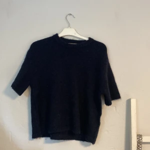 stickad tröja  - Stickad tröja från ginatricot. Använd 2 gånger!