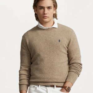 Kashmir stickad Ralph lauren tröja - Hej! Nu säljer jag min stickade Kashmir Ralp ja lauren tröja som är använd 1-3 gpnger så den är i nyskick inga skador eller något Perfekt att ha sena sommar kvällar Skriv för fler bilder eller funderingar  Nypris 2500kr