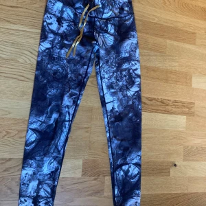 Träningstajts - Säljer dessa leggings då de inte kommer till användning längre. De är i jättefint skick och passar mig perfekt (xs)
