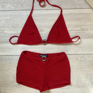 Bikini sätt - Så snygg röd bikini sätt med en silvrig ring detalj❤️ Perfekt till sommaren! Helt oanvänd!