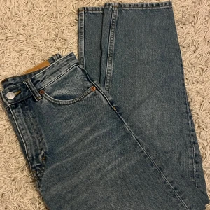 Jeans - Blåa jeans! Storlek 25 i midjemått. Modell - Straight  Byxorna är i fint skick, använda ett fåtal gånger. Märke - Monki Pris - 179kr + frakt DM:a mig vid intresse!🤍