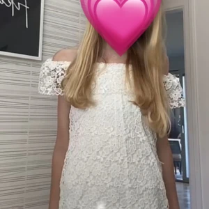 En fin spets klänning💗 - En jättefin vit klänning med spets och off shoulder. Den är i storlek 146 men passar även större storlekar de den är väldigt stretchig.💗💗