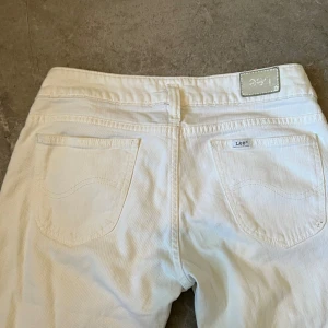 Vita lågmidjade lee jeans💘 - Snygga bootcut lee jeans💞Skriv vid intresse eller frågor, pris kan diskuteras💘 Midja rakt över: 40 Innerben: 75
