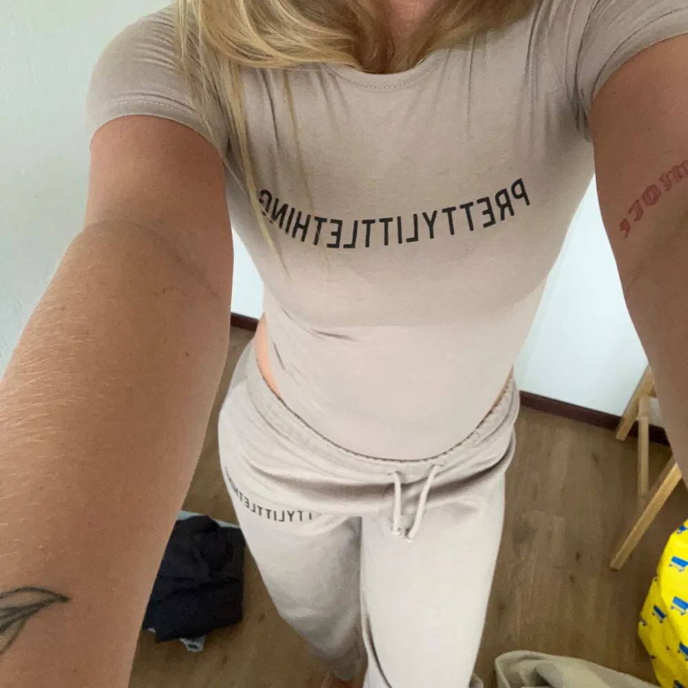 Ett mjukis sett från prettylittlething. Super fint med matchande tshirt body och mjukis byxor i den perfekta beiga färgen. Settet är i storlek S.. Jeans & Byxor.