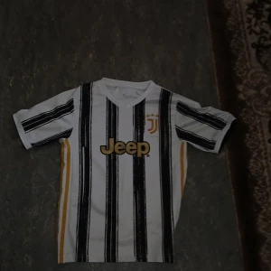Säljer min juventus robaldo tröja är inte så mycket använd jag har bara använt den 1 gång - Säljer min juventus fotbolls tröja har ba använt den 1 gång😁