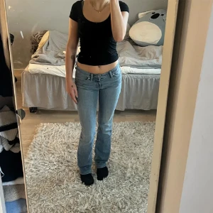 Low waist jeans - Ett par low waist jeans köpta på en grekisk vintage butik, storlek 36. Väldigt långa på mig som är ca 168 cm lång!🤍