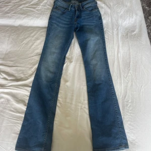 Lee jeans Joliet - Lee jeans i modellen Joliet, väldigt fint skick och lågmidjade💙 storlek W26 L33, ganska små i storleken men stretchiga i materialet