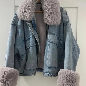 Jeansjacka - Jeansjacka med avtagbar päls