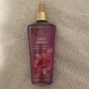 Victoria secret parfym  - Victoria secret parfym. Man kan se på andra bilden hur mycket den är använd. Kontakta mig om du har fler frågor 😊