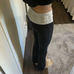 yoga pants  - säljer dessa as snygga yoga pants från victoria secret! säljer dom för dom inte kommer till användning, de är knappt andvända och finns inte längre att köpa💕💕