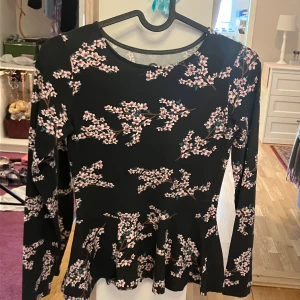 Gullig tunika  - En blommig tunika som inte andvänds 💕 