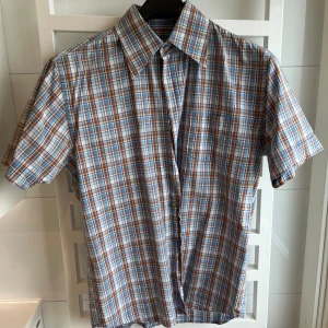 TIGER OF SWEDEN kortärmad skjorta - Kortärmad skjorta från TIGER OF SWEDEN. Knappen högst upp har tyvärr gått sönder (sista bilden). Annars är den helt fel fri. 