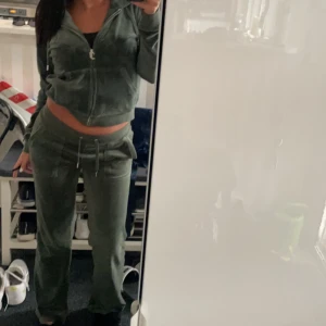 Juicy set - Säljer nu mitt mörkgröna juicy couture set då de inte andvänds längre, jätte fint skick på båda byxor och tröja! Storlek S på båda delar. De har ett superlätte hål på ena benet, se bilderna. Om du är intresserad tveka inte på att höra av dig!