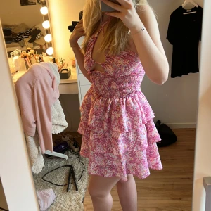 klänning  - Jätte somrig och söt klänning som aldrig används. 