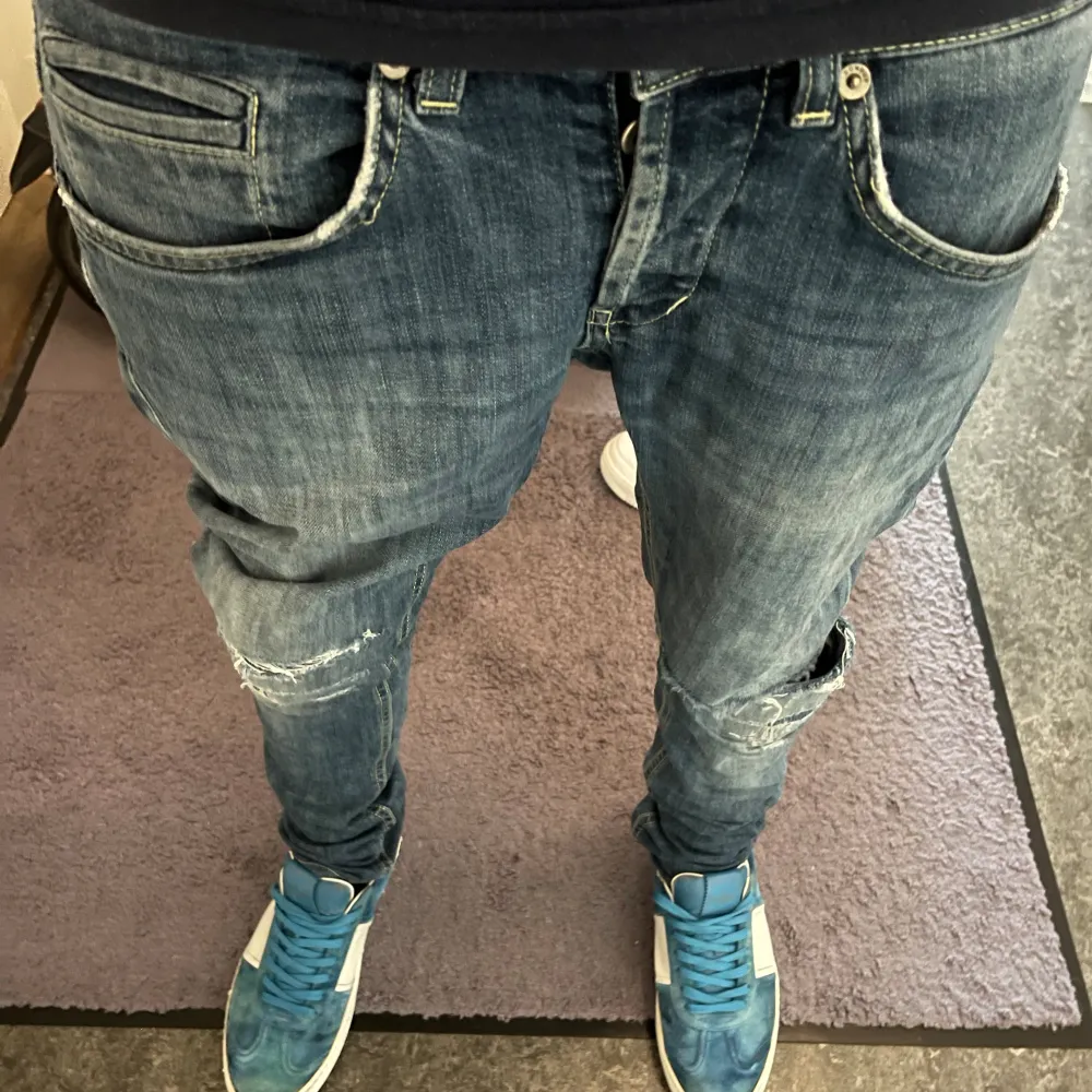 Dondup George jeans storlek 28 29 men passar mig bra som har 28 32 utan problem skinny fit lite slitningar . Jeans & Byxor.