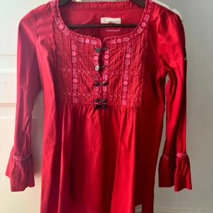 Odd Molly Blus - Underbar Odd Molly Blus storlek 0 motsvarar XS/S. Perfekt skick, använd försaka gånger. Man justerar själv där bak med snören om man vill dra åt extra i midjan. 