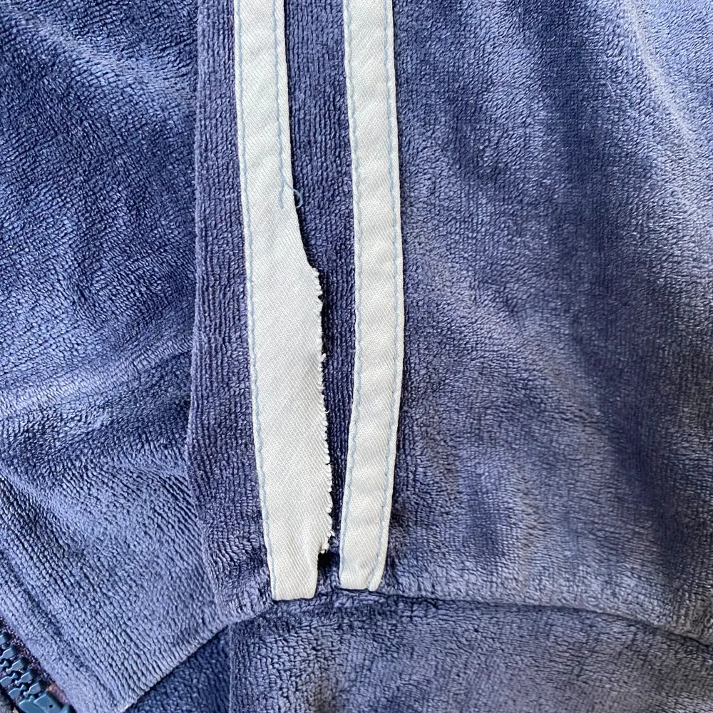 Snygg hoodie från märket Fishbone💙 lite sliten i armarna, syns i bildern. Det står storlek L i den men skulle säga att den passar storlek S. Hoodies.