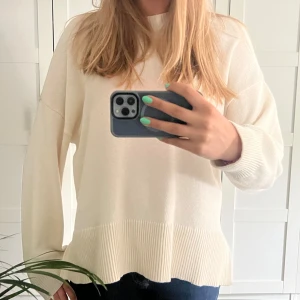 stickad tröja - säljer denna finstickade tröja, storlek L men passar mig som vanligtvis har S