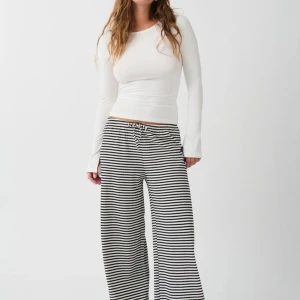 Randiga byxor från Gina tricot  - Svart och vit randiga mjukisbyxor från Gina tricot. Storlek s men stora/oversized. Super sköna men har andra mjukisbyxor jag hellre använder. 💕