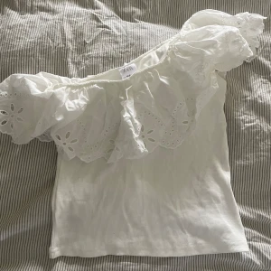 Zara topp - så fin och söt topp från Zara, aldrig använd!! Storlek 152 från barn, men passar en Xs💕