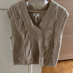 Stickad väst - Superfin beige stickad väst i ribbat/flätat mönster. Helt oanvänd, pris diskuterbart ❤️🥰