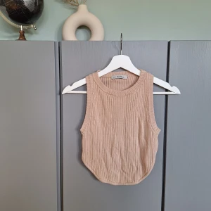 Dilvin knit- rosabeige ribbat linne, ribbad topp, stickat linne strl S  - Dilvin knit- rosabeige ribbat linne, ribbad topp, stickat linne strl S. Fint skick. Missa inte mina andra annonser 🥰