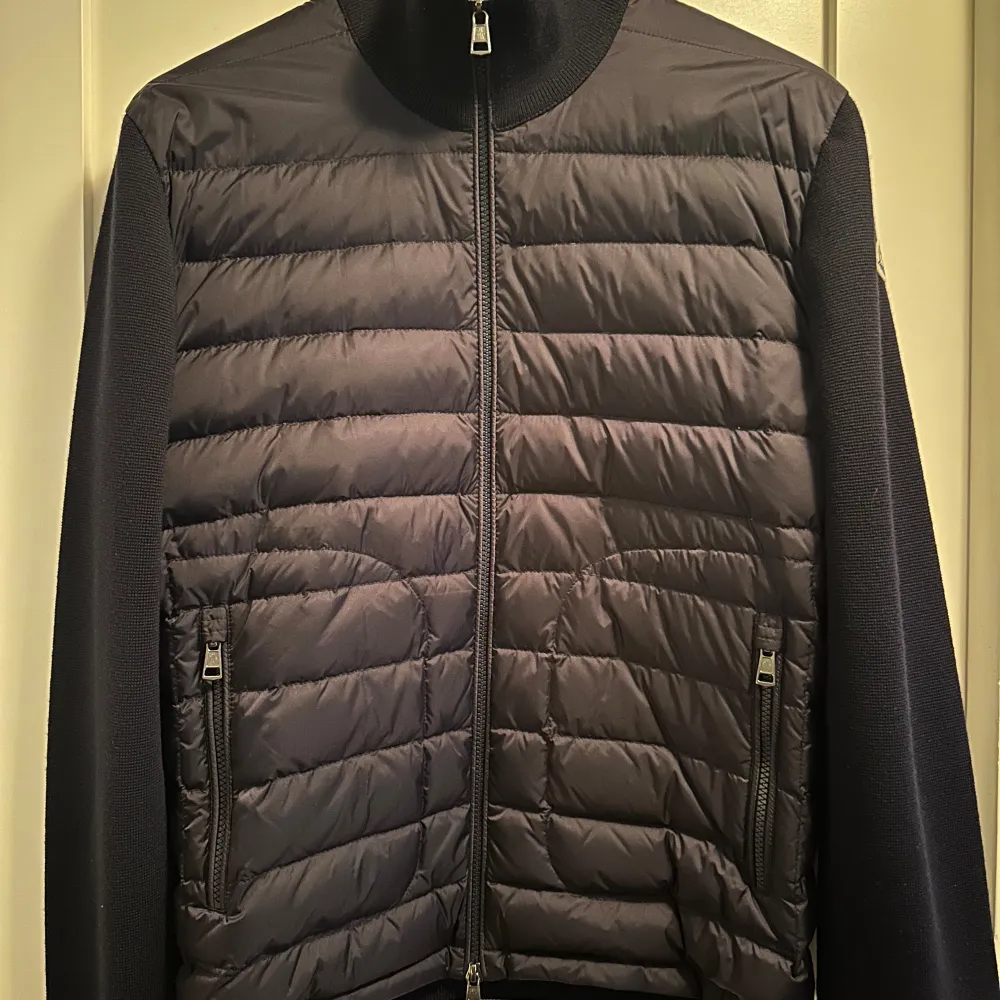 Riktigt fin moncler cardigan perfekt till hösten och våren. Den är använd enstaka gånger och är i nyskick. Marinblå och i storlek Large men passar mer M.  Finns orderbekräftelse från hiendo. Jackor.