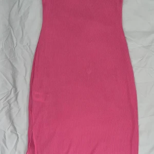 Rosa klänning med slits  - Bra skick, fin färg, sitter tajt, går över knäna, somrig