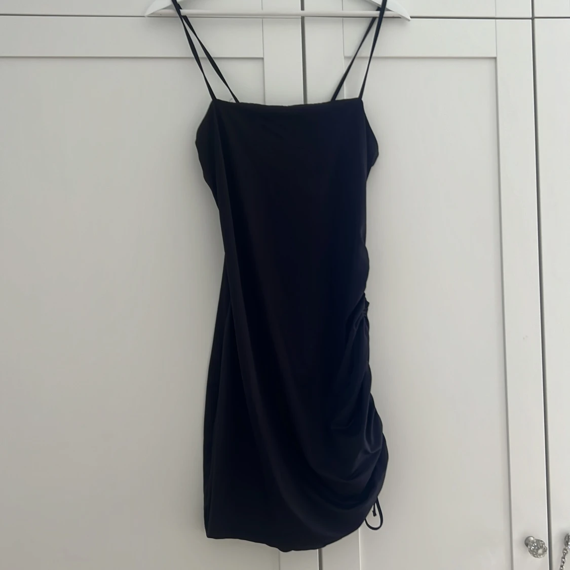 Svart klänning från divided