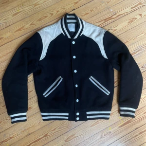 Sandro Paris  - Sandro jacka skulle behöva en tvätt och nopras av lite men annars bra skick