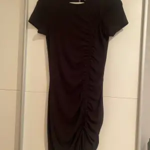 Säljer en svart klänning från H&M i storlek S som är helt oanvänd!! Säljer den för 50kr❤️