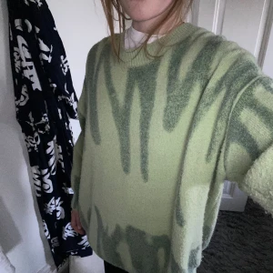 Grön mönstrad stickad tröja - Tröjan är relativt stor men sitter ändå bra , inte för lång i ärmarna och lagom i längden (har vanligtvis storlek 36/38) , kommer från kiwi. Bra skick, skön och mysig att ha på sig under vintern.  