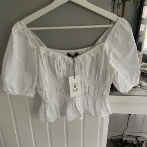 Vit sommarblus - Otroligt fin tröja från Bikbok. Fick två nästan lika tröjor så därför säljs den. Ordinarie pris är 300kr men säljs för 199kr💕