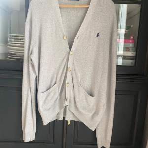 En riktigt fet cardigan ifrån Polo Ralph Lauren i storlek M, passar dig som är 180-186! Tröjan är i bra skick utan några större defekter, skick: 9/10, nypris: 1699kr! Mitt pris: 349kr!