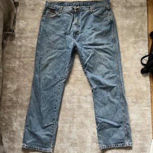 Baggy Jeans - Använda men i bra skick. Baggy. Har ej mått, de är ganska stora i midjan men funkar fint med bälte