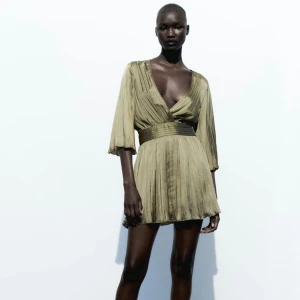 Zara klänning - Säljer denna zara klänningen i storlek S. Aldrig använd, prislapp kvar !🤌🏼(slutsåld)