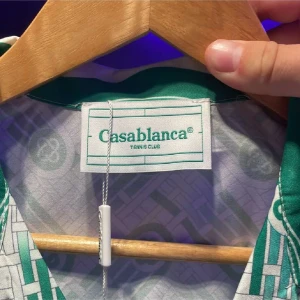 Casablanca  - En fet stilig Casablanca piké i skönt material perfekt för varma sommar dagar! Skick 9/10 inte använd många gånger alls. 