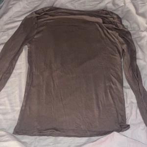 Långärmad mjuk tröja - Tröjan är i bra skick, använd ett fåtal gånger. Färgen är grå/biege i verkligheten. Storlek S.