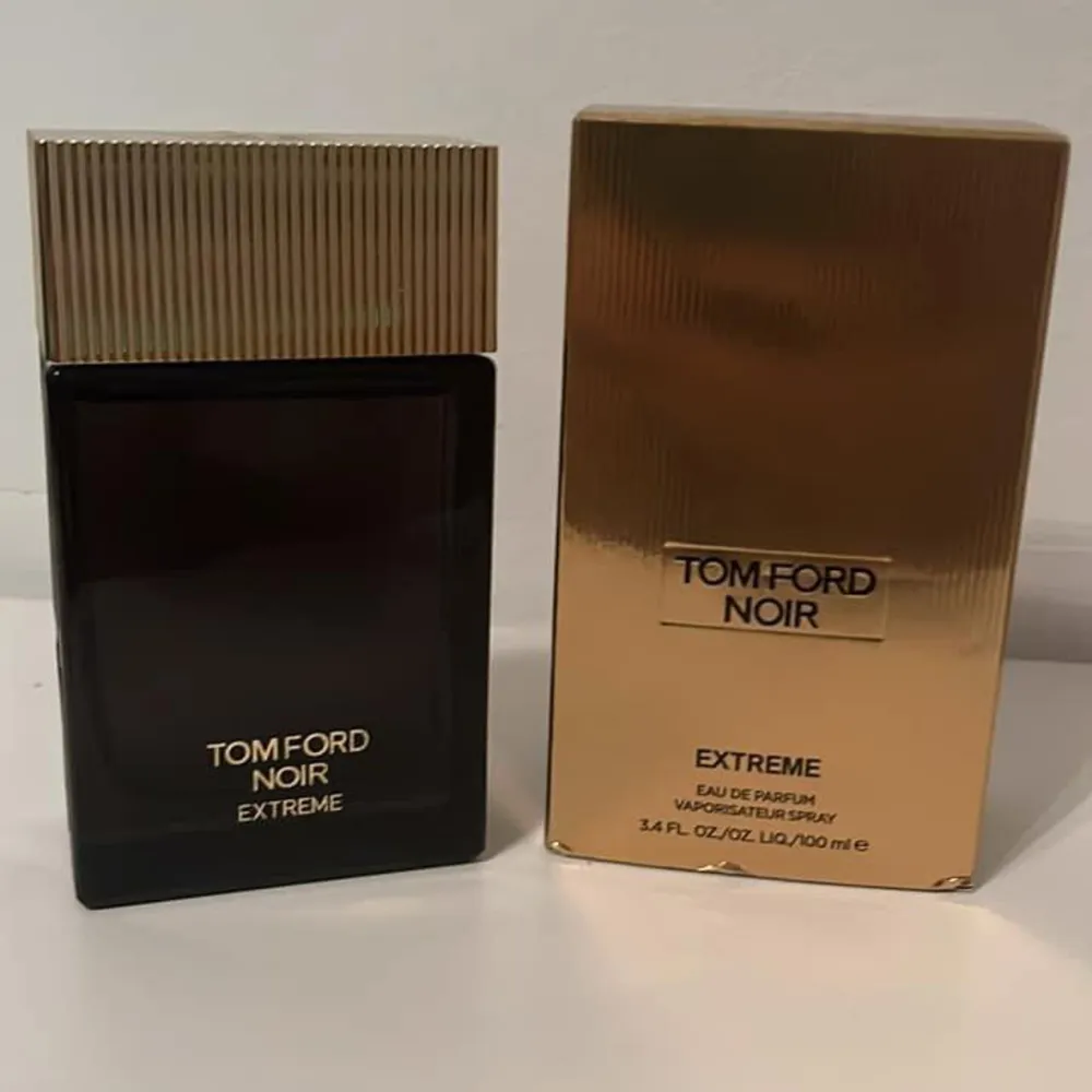 Säljer nu min Tom ford noir extreme 100ml. Underbar och mass appealing varm doft. Perfekt inför kallare väder🪵☃️.  Bara använt några fåtal sprut. Mängd ses på bilderna. Tveka inte på att fråga vid funderingar.😁 Pris: 1200kr😁 Nypris: 1800-2100. Parfym.