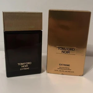 Tom ford Noir extreme - Säljer nu min Tom ford noir extreme 100ml. Underbar och mass appealing varm doft. Perfekt inför kallare väder🪵☃️.  Bara använt några fåtal sprut. Mängd ses på bilderna. Tveka inte på att fråga vid funderingar.😁 Pris: 1200kr😁 Nypris: 1800-2100