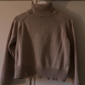 Stickad turtleneck - Fin biege stickad tröja med turtleneck. Lite kortare i modellen men inte magtröja