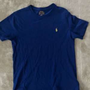 Ralph Lauren T-shirt  - Fet Ralph lauren t shirt i fint skick. Storleken är M i barn men passar större. Hör av vid fler frågor 