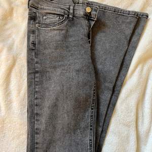 Lågmidjade bootcut jeans från Gina tricot. Aldrig använda 