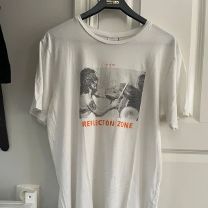 T-shirt Zara - En sjukt fin t-shirt ifrån Zara. Tyvärr ett litet hål vid sidan av tröjan, som visas på bild 3. Inget som syns mycket, men därav priset.