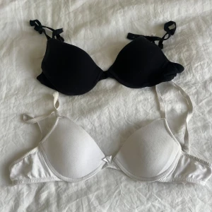 Vit och svart bh - Två stycken bh-ar i svart och vit  Storlek:70Aa Från Lindex 