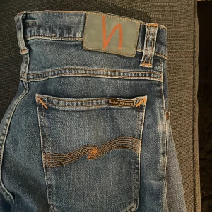 Nudie jeans - Säljer ett par nudie jeans. Den är i perfekt skick, sitter slimfit/ tight. Pris kan diskuteras 