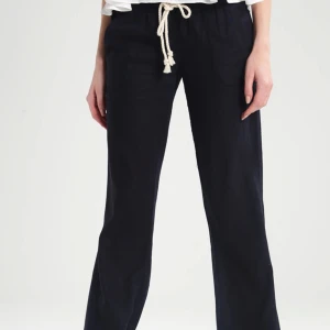 Svarta Roxy byxor  - Svarta roxy linnebyxor!! Hör av dig vid frågor eller för fler bilder!