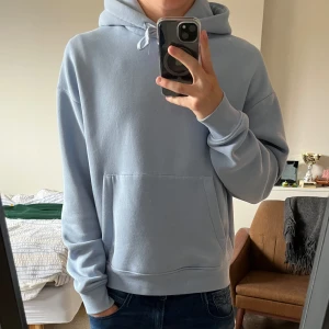 Zara hoodie - Tjena, säljer en snygg hoodie från zara i ljusblå färg|| perfekt skick|| storlek s|| hör av dig vid frågor ;)