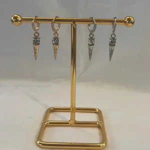 Örhängen  - Jättefina örhängen! Finns endast i guld. Köp för 99kr/st Eller 169kr/paret. Modell 102. Smyckeställningen finns även att köpa för 299kr!